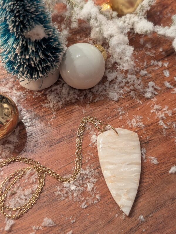 Collier marbré blanc